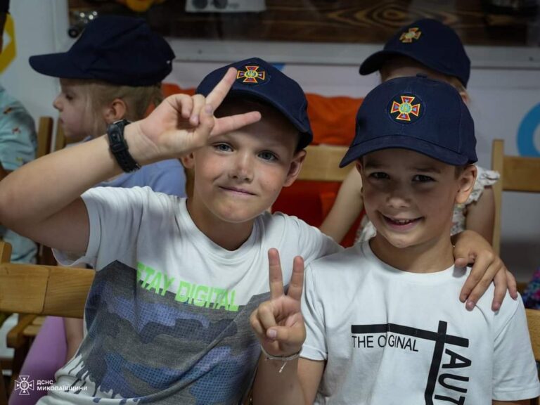 Літні пригоди без шкоди: заняття з безпеки для малюків від рятувальників та поліціянтів